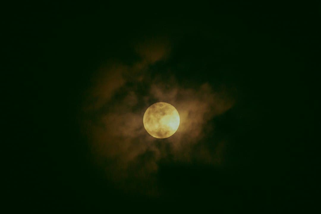 Luna llena entre las nubes en el cielo nocturno, en el chat de Sevilla