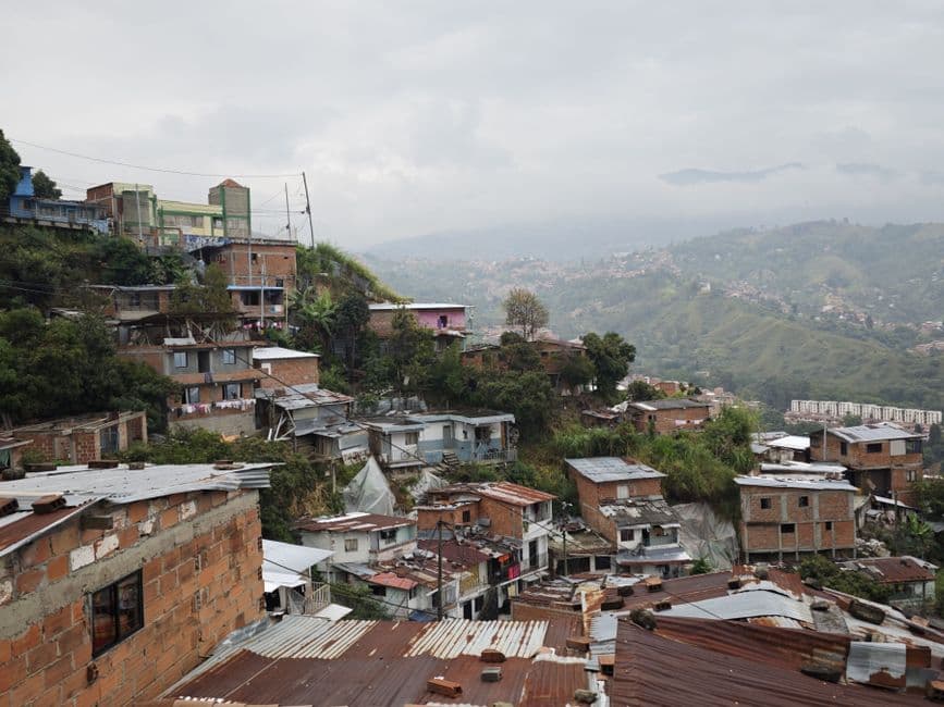 Vista de ladera con viviendas rústicas en un valle, en el chat de Chinchiná