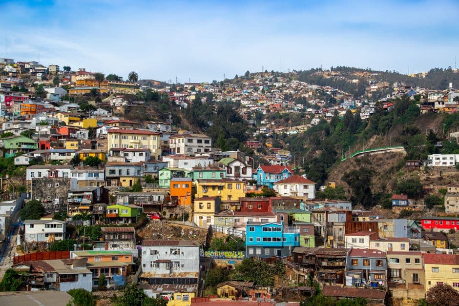 Vista aérea de edificios de colores, en el chat de La Calera