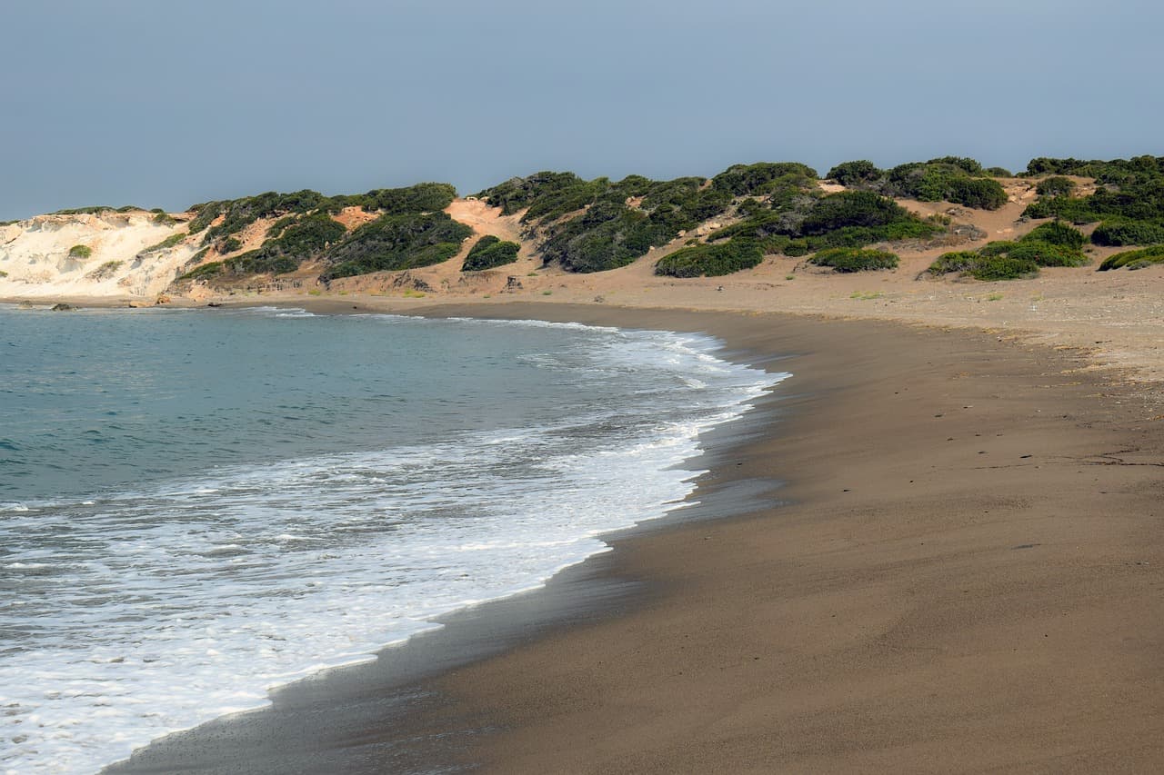 Playa desierta junto a un mar en calma, en el chat de Crespo