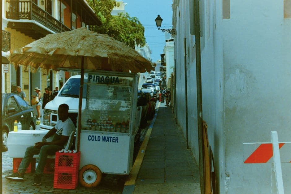 Vehículos estacionados en la calle, en la sala de chat de Carolina