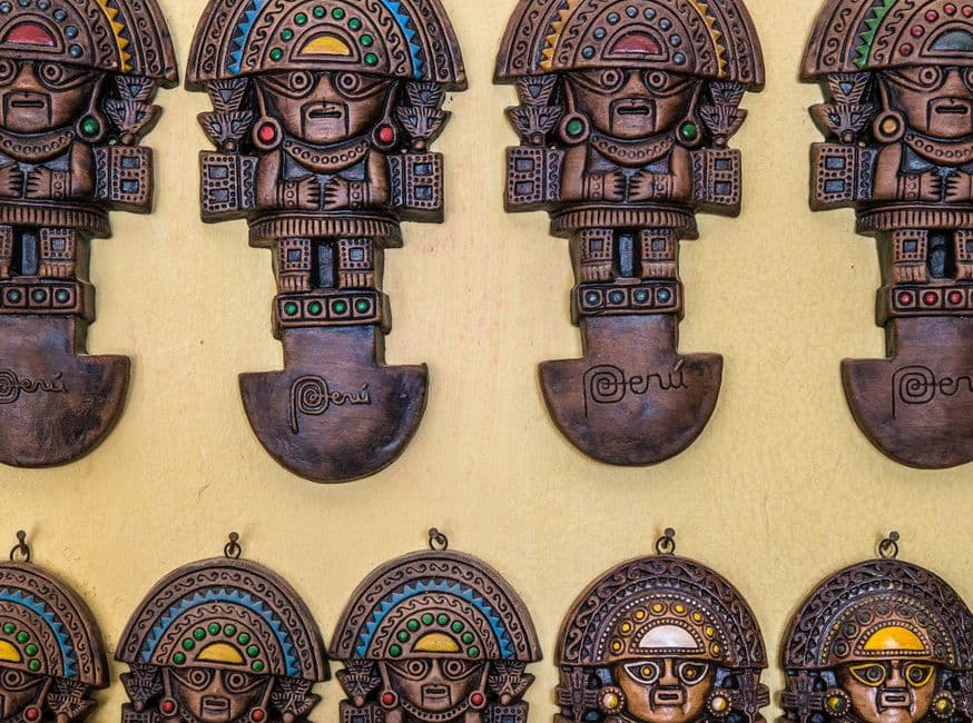 Esculturas en un muro, en el chat de Moche