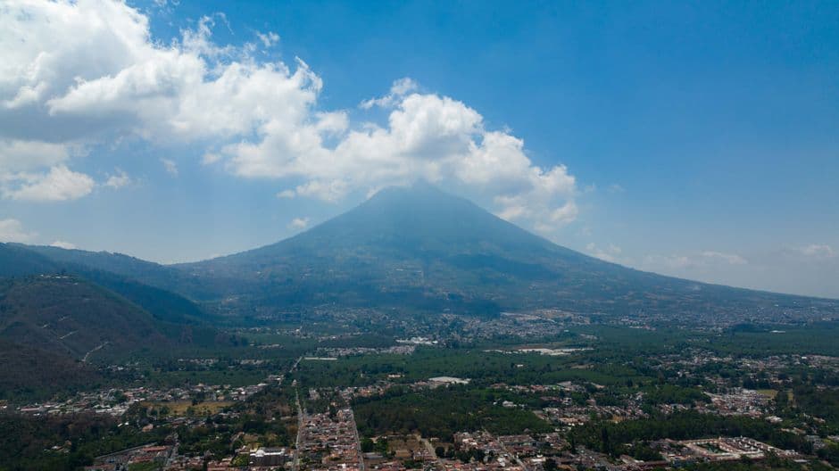 Vista de un pueblo junto a un volcán, en el chat de Gualán