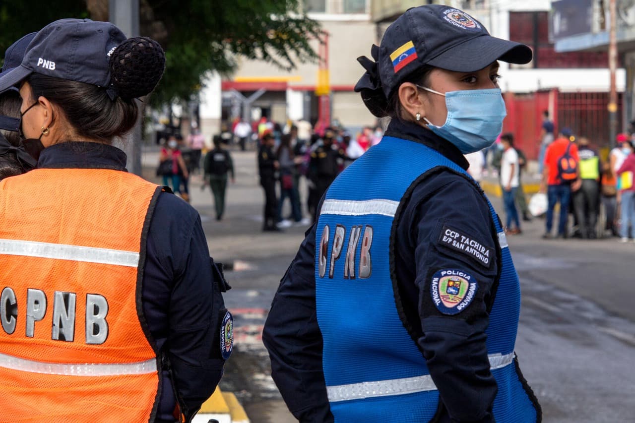 Mujeres policías de seguridad, en el chat de Torbes