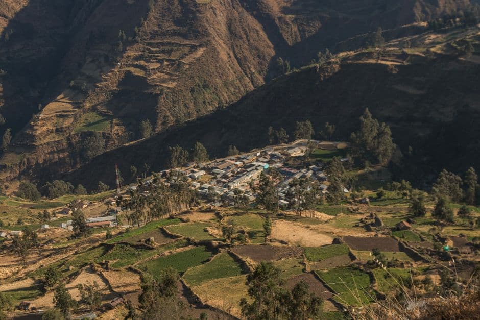 Pueblo en un valle de montaña, en el chat de Huancavelica