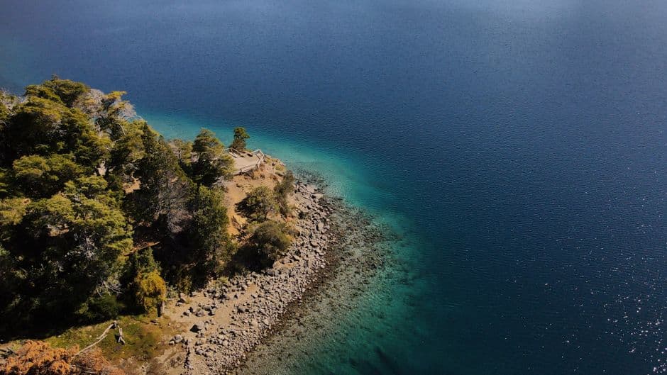 Lago rodeado de montañas, en el chat de Villa Ángela