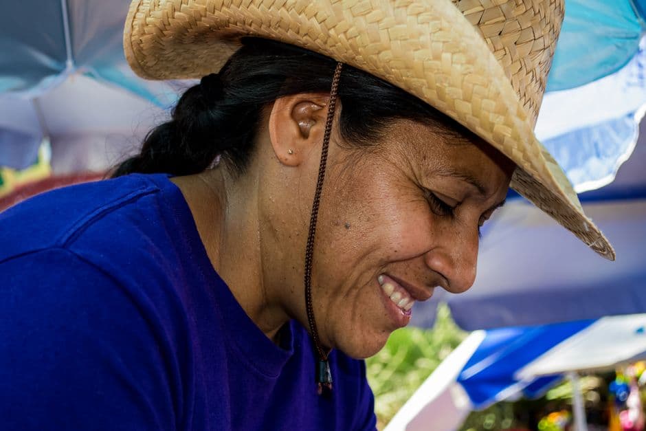 Primer plano de una mujer sonriendo, en el chat de María La Baja