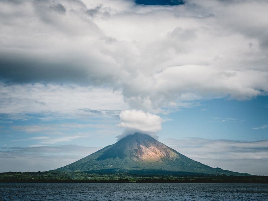 Montaña bajo un cielo blanco y nublado, en el chat de Mulukukú