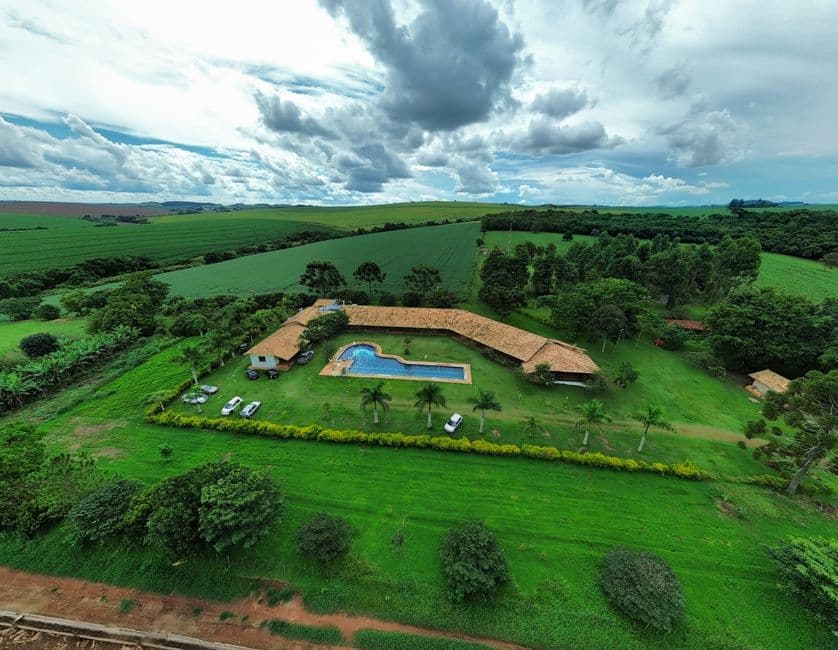 Vista aérea de una finca con piscina, en el chat de Villa Hayes