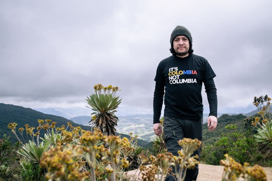 Hombre caminando junto a unas plantas, en el chat de Agustín Codazzi