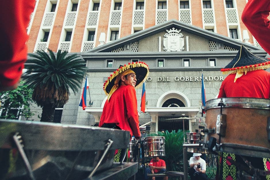 Desfile frente a un edificio histórico, en el chat de Samaniego