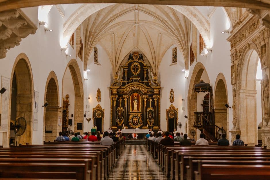 Fieles rezando en los bancos durante una misa en la catedral, en el chat de Santo Domingo Suchitepéquez