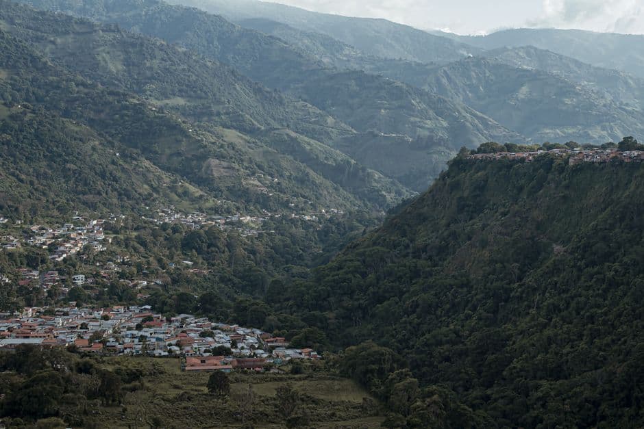 Vista de un pueblo entre montañas con un río, en el chat de Revenga