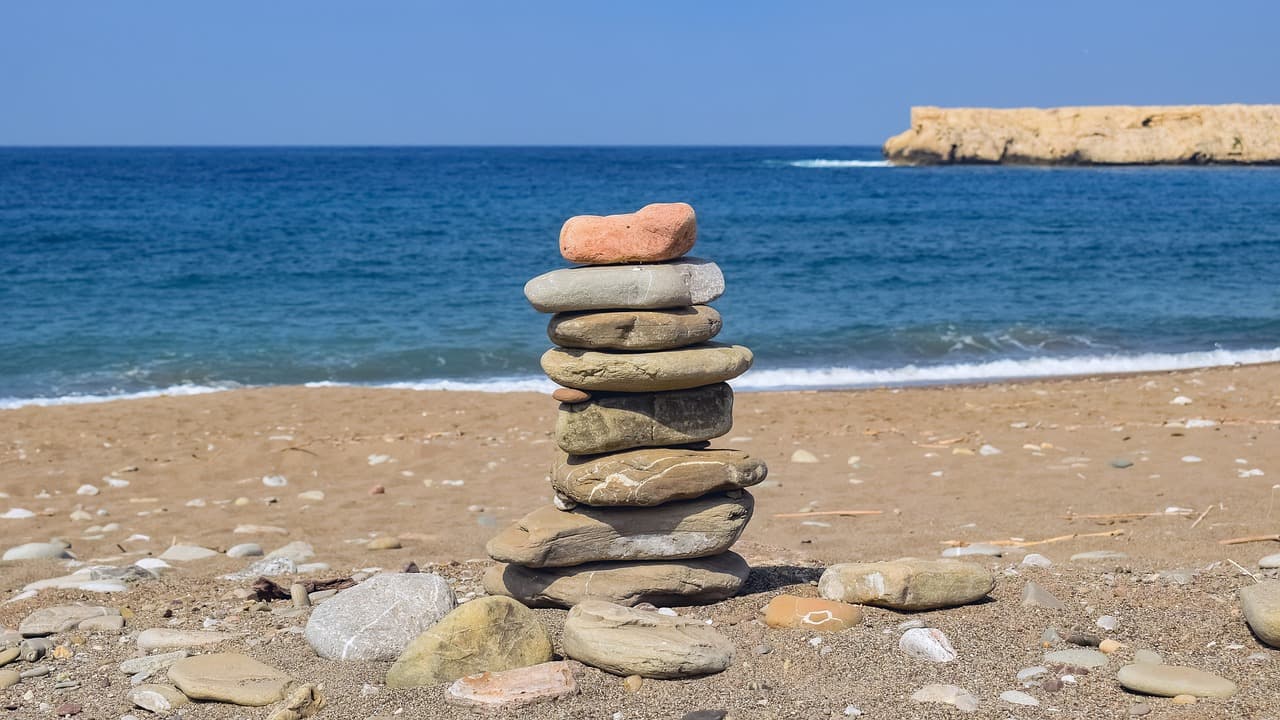 Piedras en una playa junto al mar, en el chat de Sanare