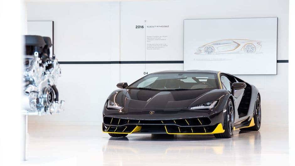 Coche elegante expuesto en un museo, en el chat de Centenario