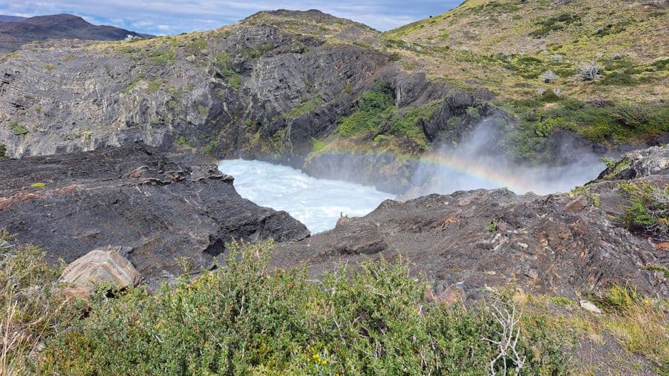 Cascada y arcoíris en un paisaje de montaña, en el chat de Angol