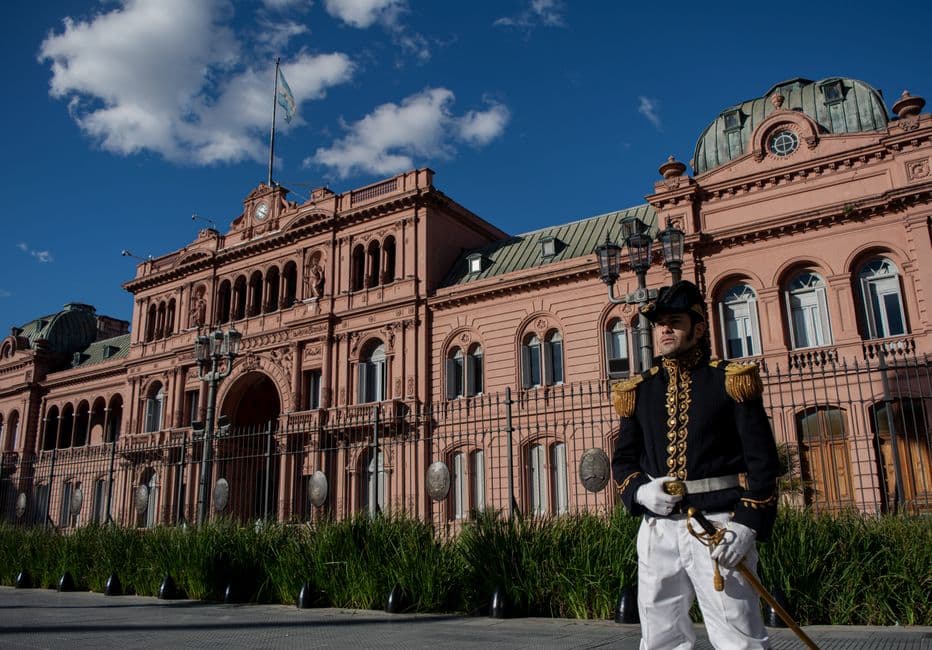 Guardia frente a un edificio histórico, en el chat de Cuartel V