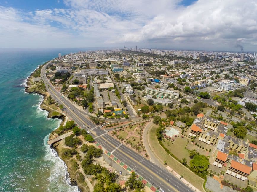 Costa de Santo Domingo con edificios y playas, en la sala de chat de Santo Domingo Oeste