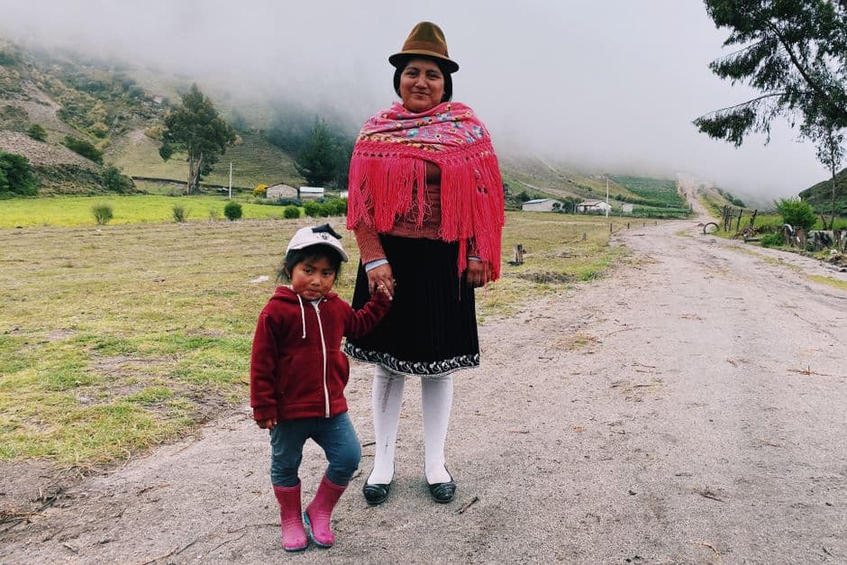 Mujer que lleva de la mano a su hija, en el chat de General Villamil
