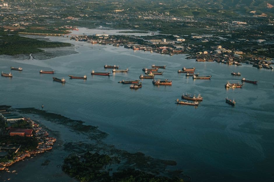 Vista aérea de barcos sobre el agua, en el chat de Puerto Lempira