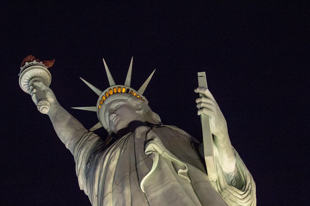 Gente junto a una réplica de la Estatua de la Libertad, en el chat de La Vega