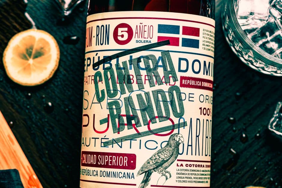 Botella de ron con rodaja de lima y limón, en el chat de Los Alcarrizos