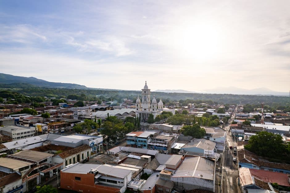 Vista aérea de una iglesia rodeada de paisaje, en el chat de Trojes
