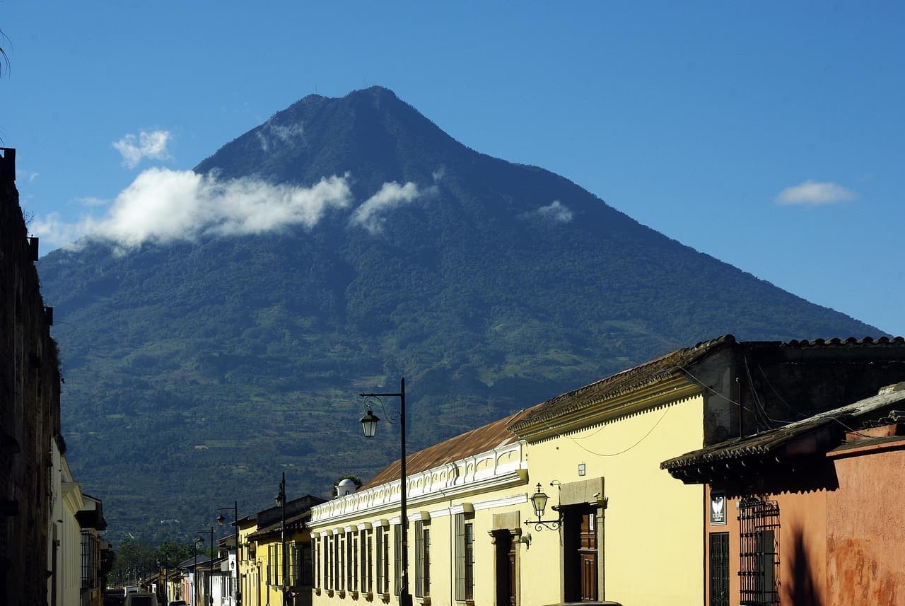 Calle de Guatemala con un volcán al fondo, en el chat de Mataquescuintla