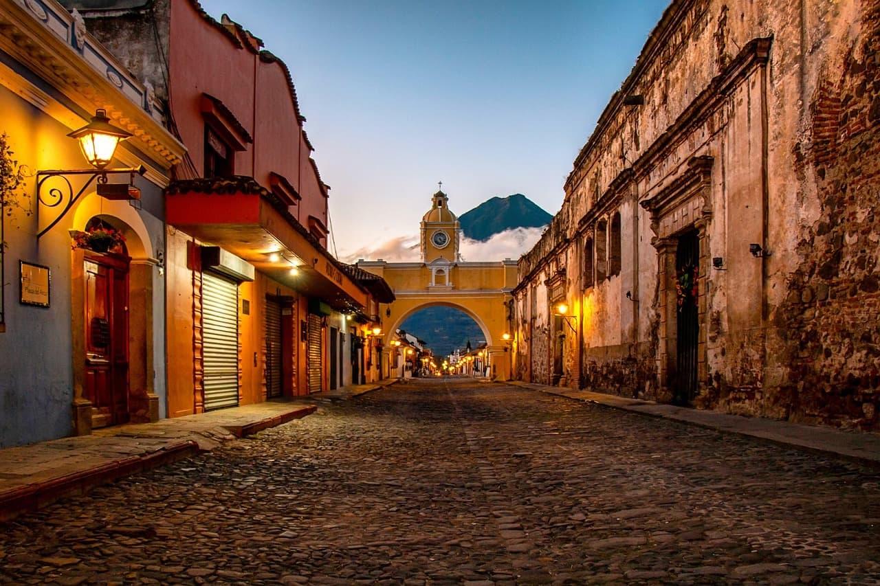 Calle de una ciudad de Guatemala al atardecer, en el chat de Cunén