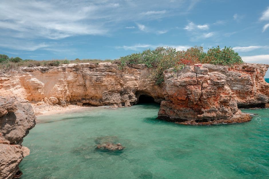 Rocas y una cueva en la orilla del mar de Cabo Rojo, en el chat de Cabo Rojo