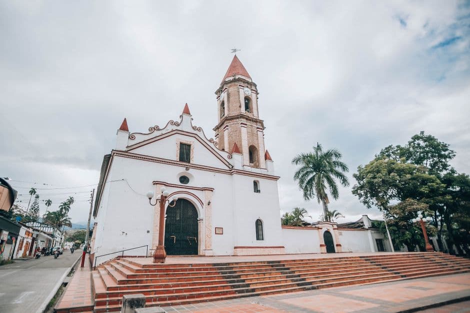 Iglesia de hormigón blanco y marrón, con torres simples, en el chat de San Cristóbal