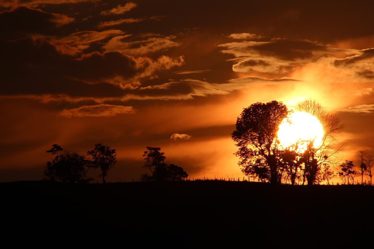 Atardecer con el cielo naranja intenso, en el chat de Cuilapa