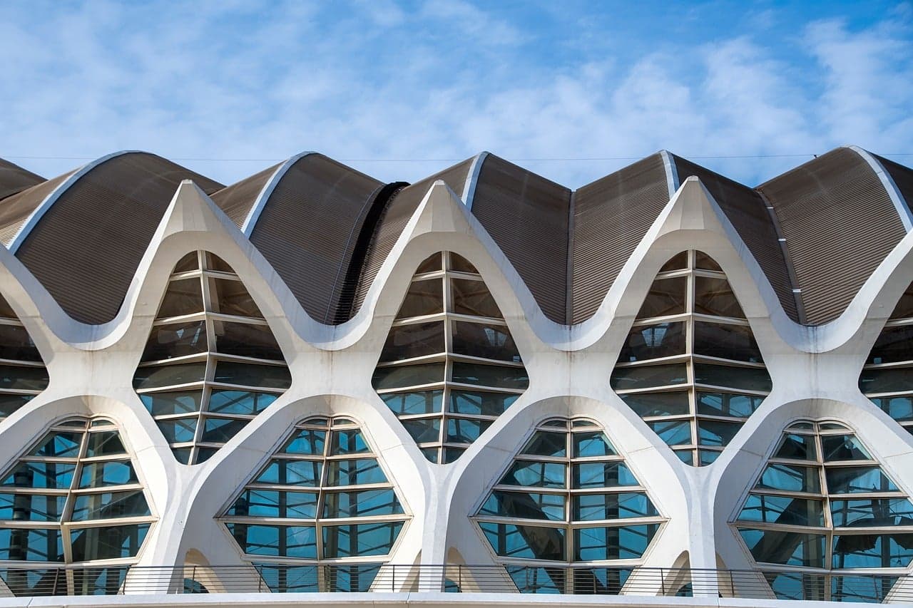 Composición simétrica de arquitectura moderna, en el chat de Valencia