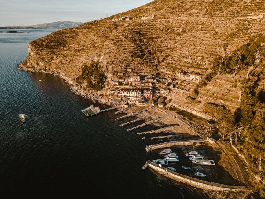 Pueblo sobre una colina junto al mar, en el chat de Puerto Villarroel
