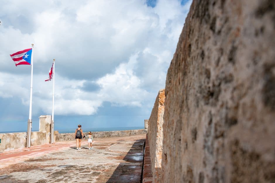 Madre e hija paseando por un castillo junto al mar en Puerto Rico, en el chat de Juana Díaz