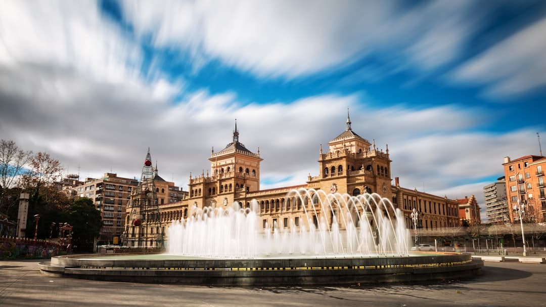 Edificio de concreto blanco con fuente de agua en Valladolid