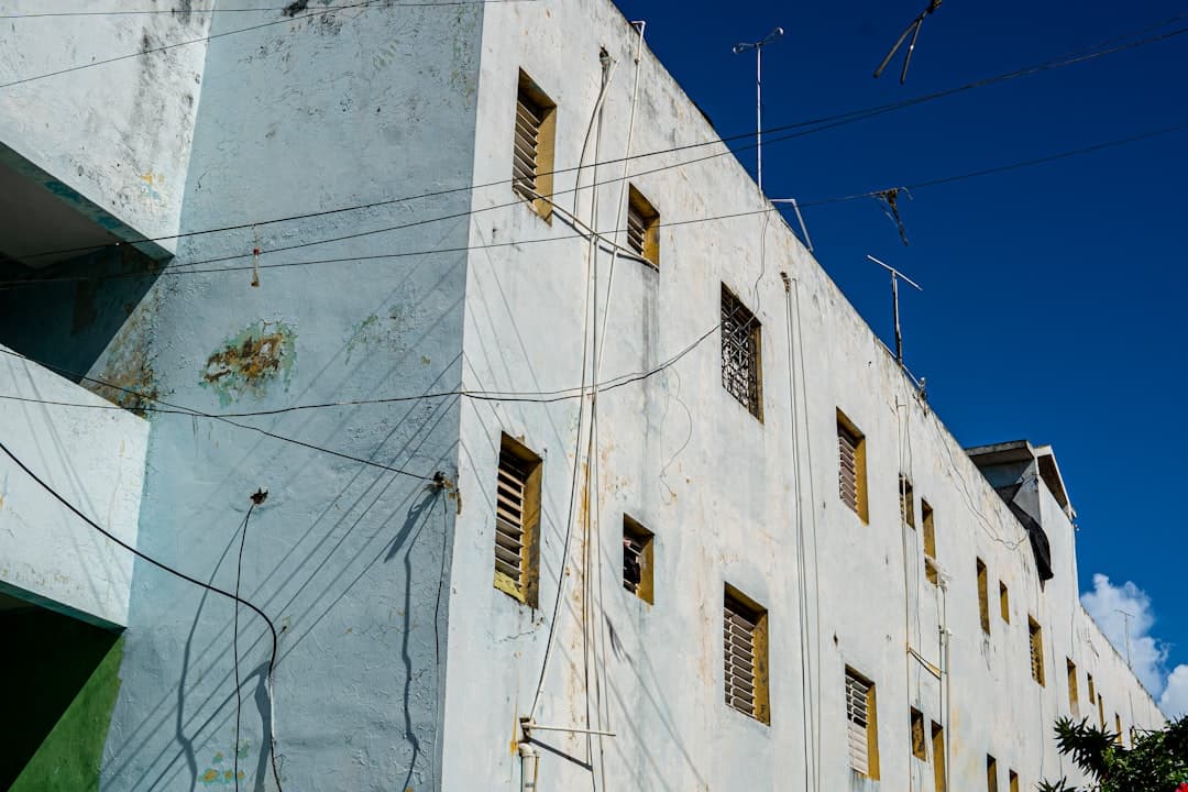 Edificio blanco alto con muchas ventanas, en la sala de chat de Boca Chica