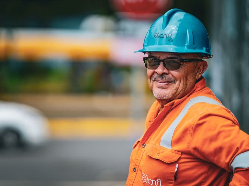 Trabajador sonriente en San José, en el chat de Daniel Flores