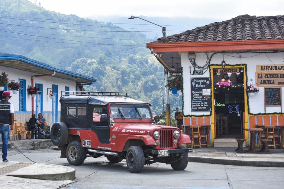 Jeep rojo en la calle de un pueblo de montaña, en el chat de La Tebaida