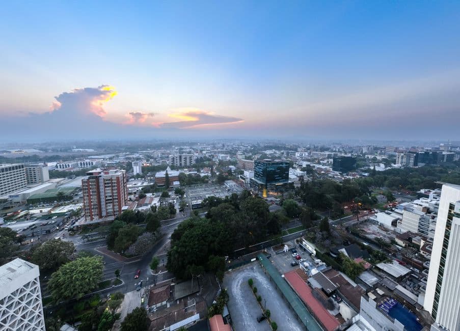 Vista de una ciudad tomada con dron, en el chat de Génova