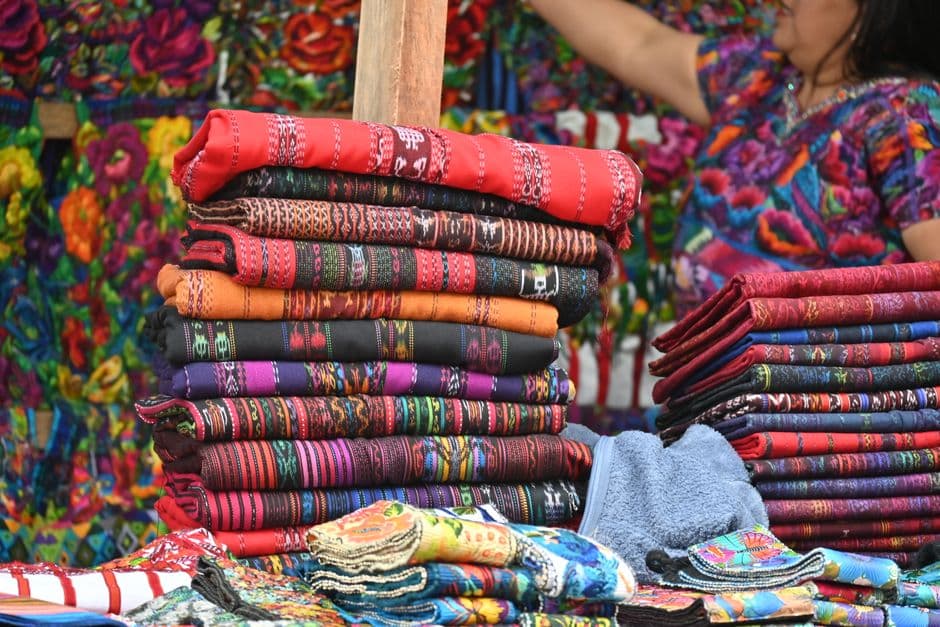 Mercado de tejidos de colores en Sumpango, en el chat de Sumpango
