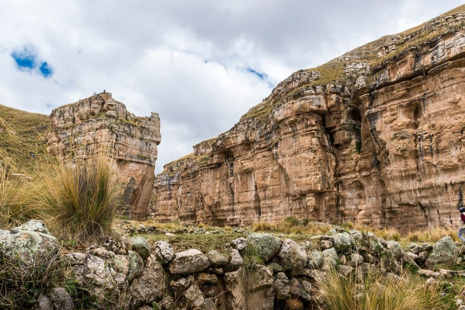Rocas bajo nubes blancas, en el chat de Chaclacayo