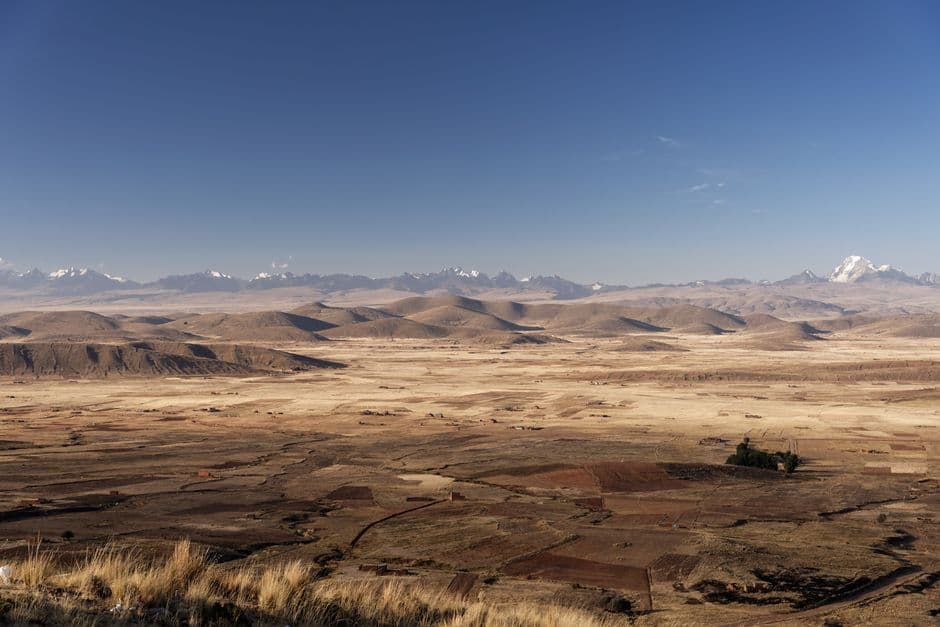 Panorama de un valle con campos y cordilleras a lo lejos, en el chat de Carmen de La Legua-Reynoso