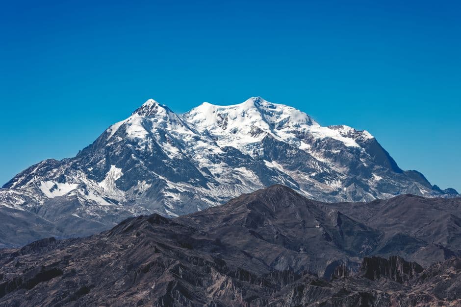 Montaña nevada vista a lo lejos en Bolivia, en el chat de La Asunta
