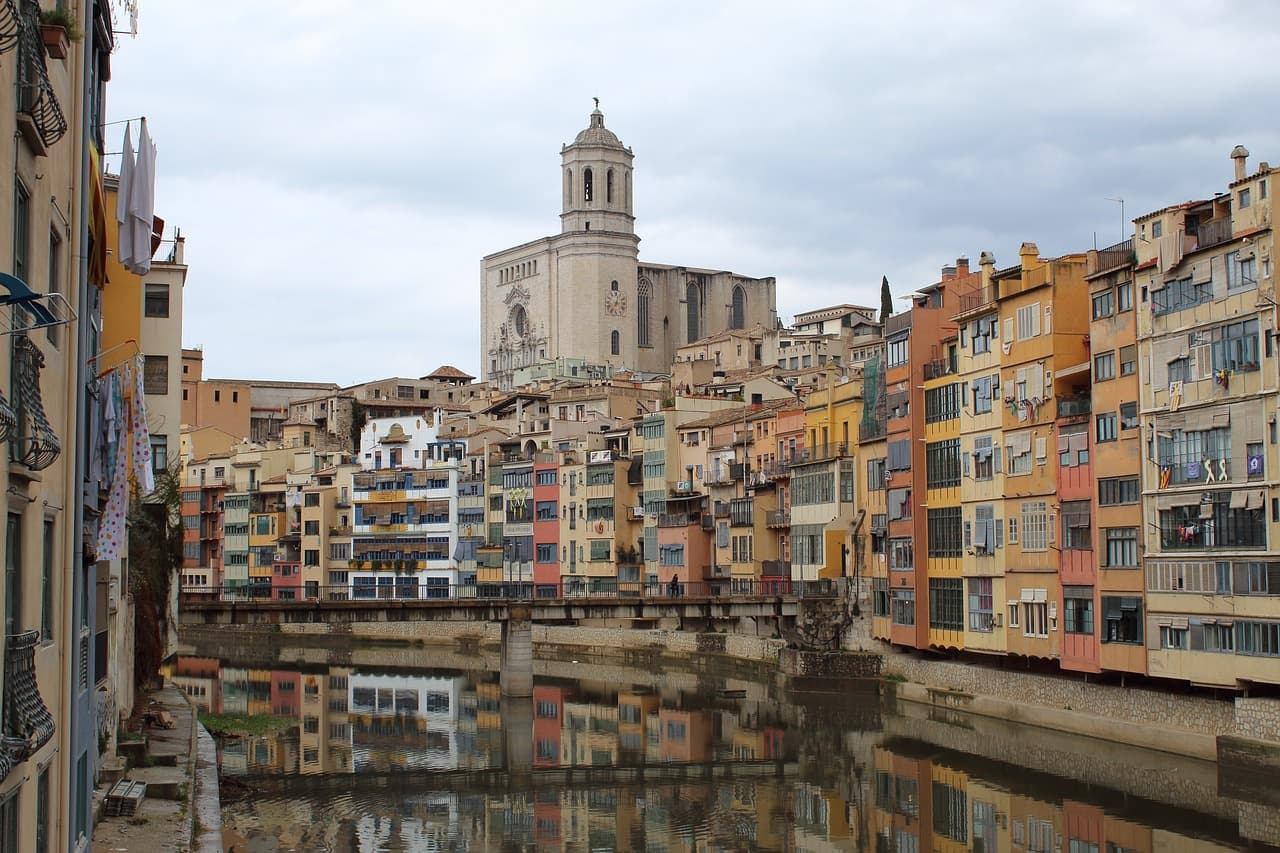 Edificios reflejados en un río, en el chat de Nueva Gerona