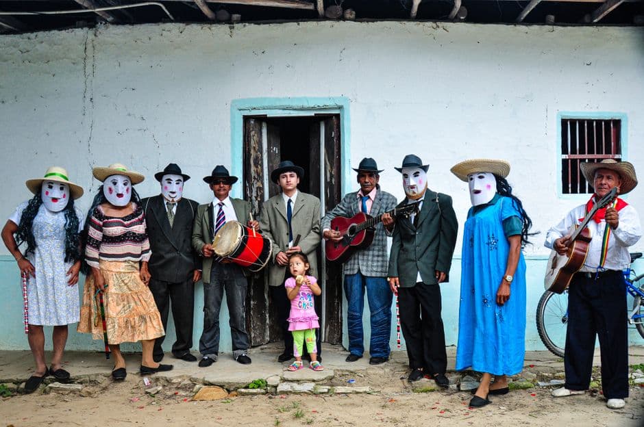 Familia disfrazada delante de una casa blanca, en el chat de San Pelayo