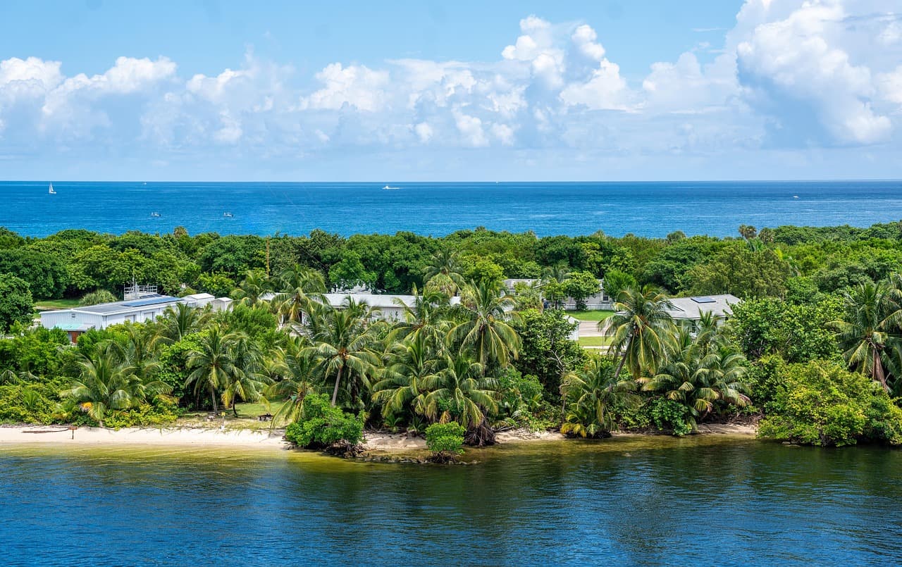 Paisaje tropical de isla en Honduras, en el chat de Omoa