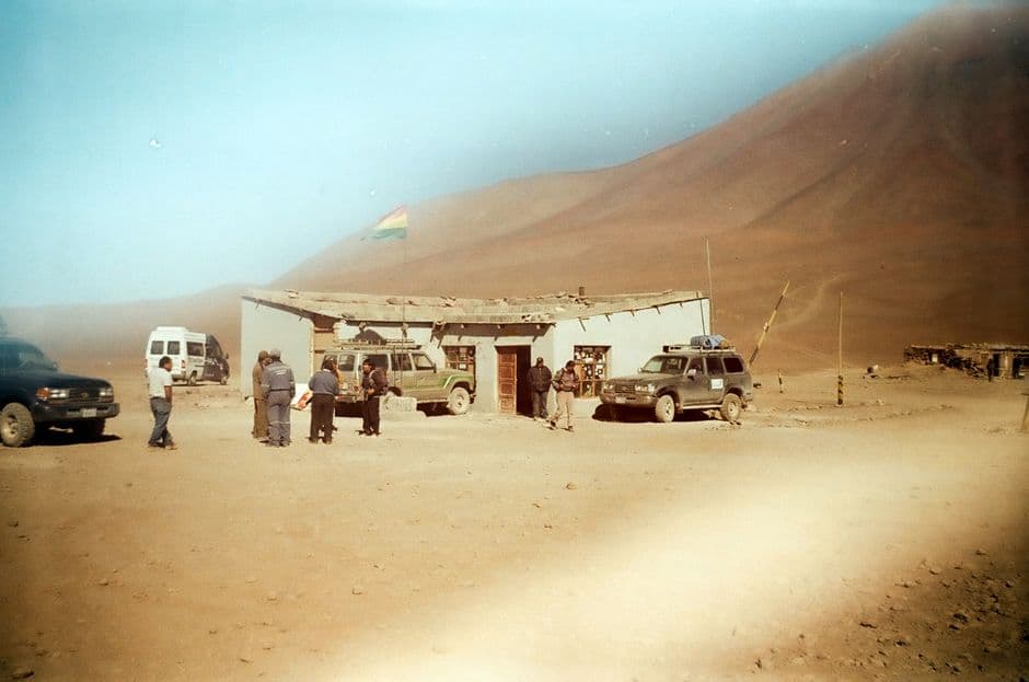 Gente junto a un edificio con la bandera de Bolivia, en el chat de San Julián