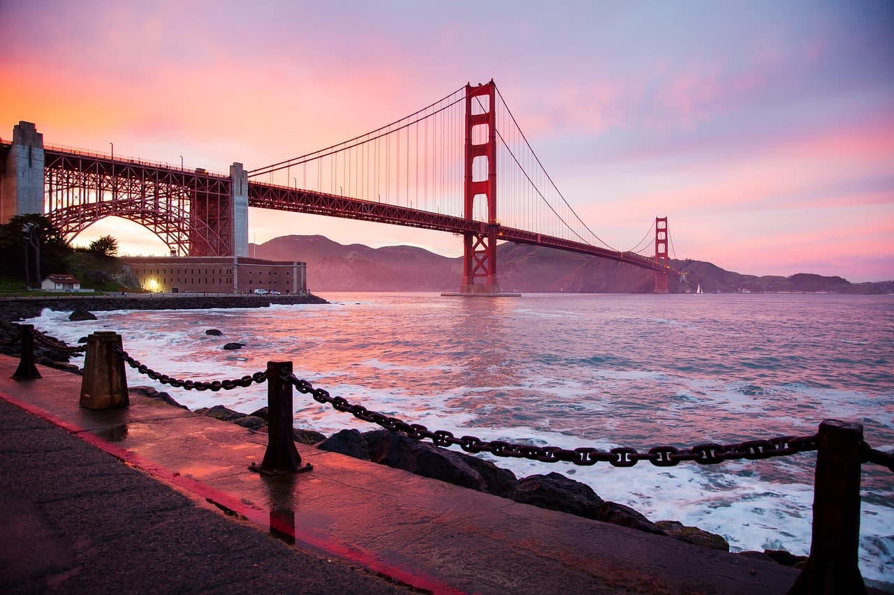 Puente colgante rojo sobre el agua, en el chat de San Francisco Menéndez