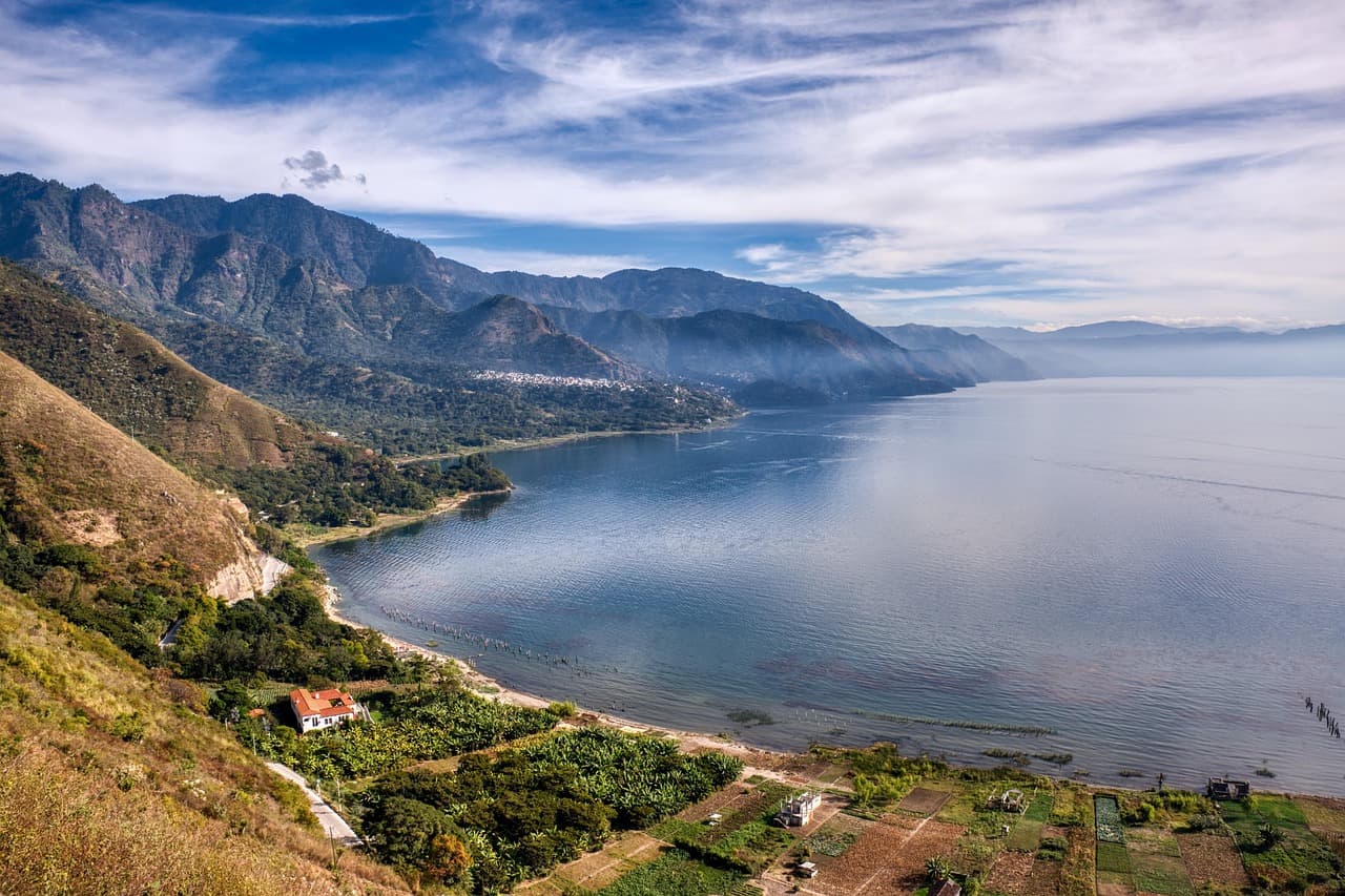Panorámica de un lago al amanecer bajo el cielo, en el chat de Santiago Atitlán